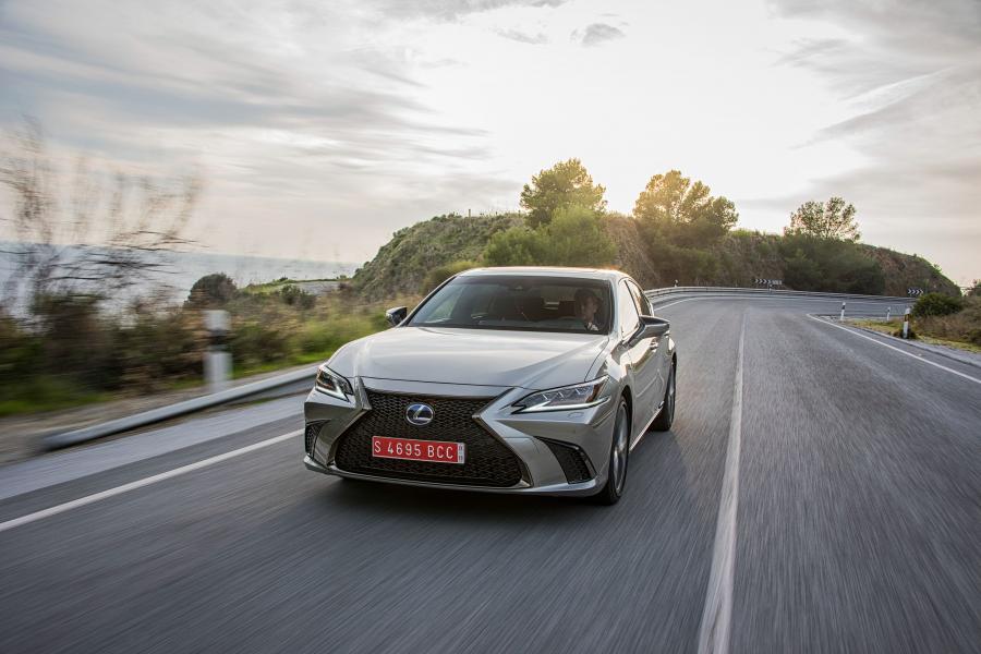  Lexus ES300h F-Sport 2018 года  (WW) (фото 37 из 46)